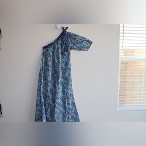COMPLETELY NEW. Soft One Shoulder Block Print Blue Summer Dress. Size S/M